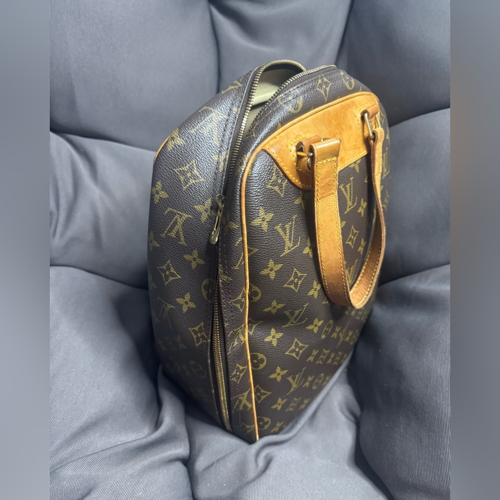 Louis Vuitton monogram excursion handbag. Has authenticity papers. - Picture 11 of 16